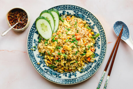 Veganer gebratener Reis mit Tofu-Ei