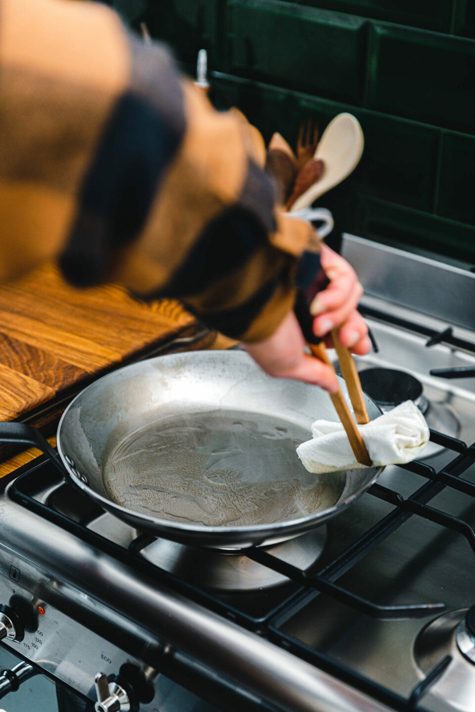 Eisenpfannen einbrennen, pflegen und benutzen