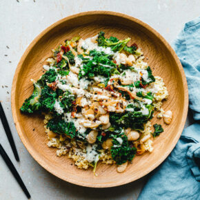 Schnelle Grünkohlpfanne mit weißen Bohnen & getrockneten Tomaten