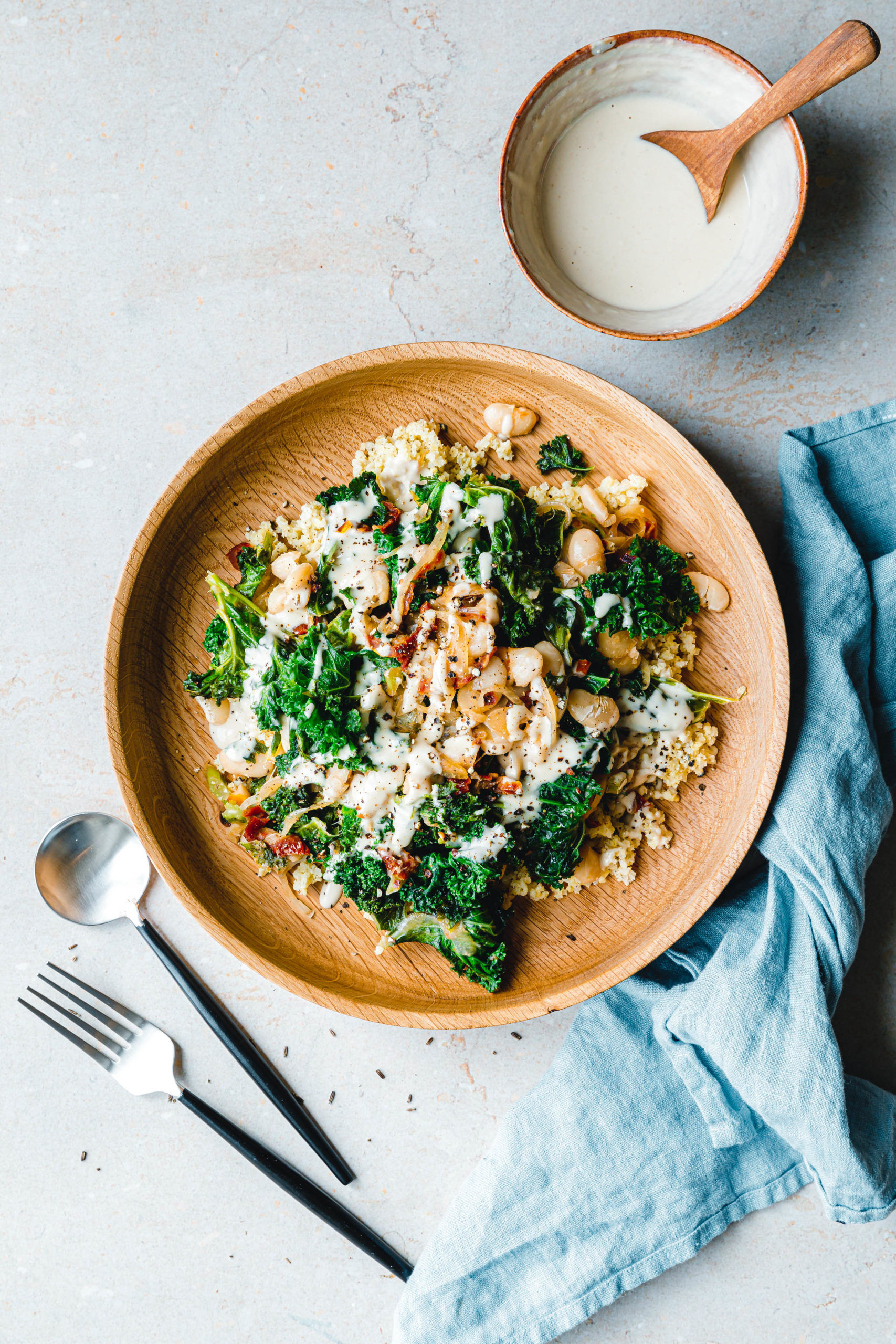 Schnelle Grünkohlpfanne mit weißen Bohnen & getrockneten Tomaten