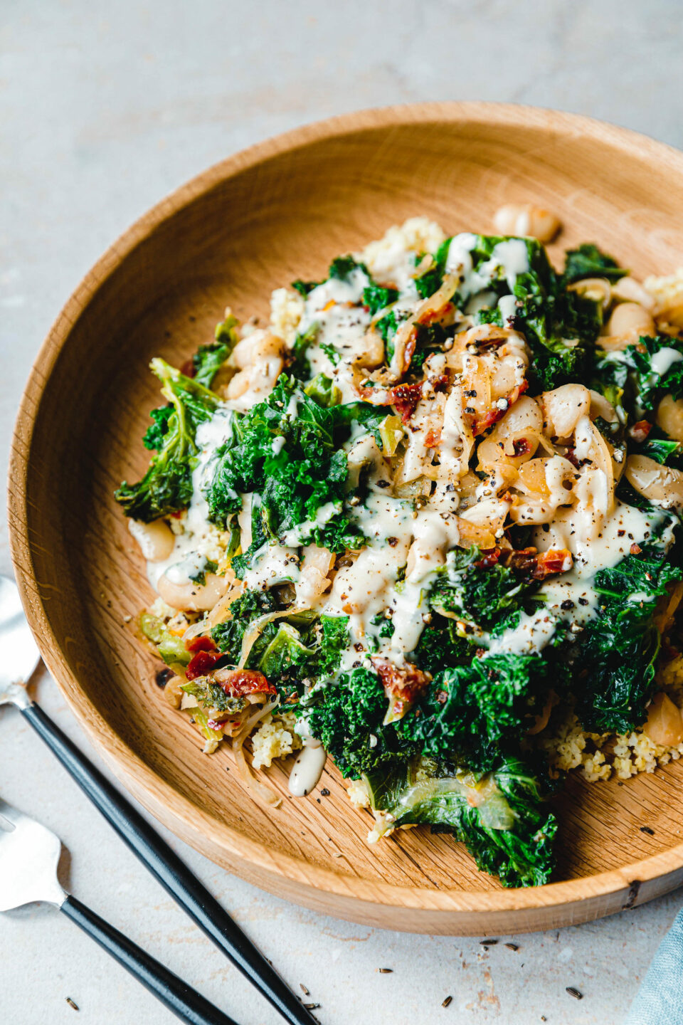 Schnelle Grünkohlpfanne mit weißen Bohnen & getrockneten Tomaten