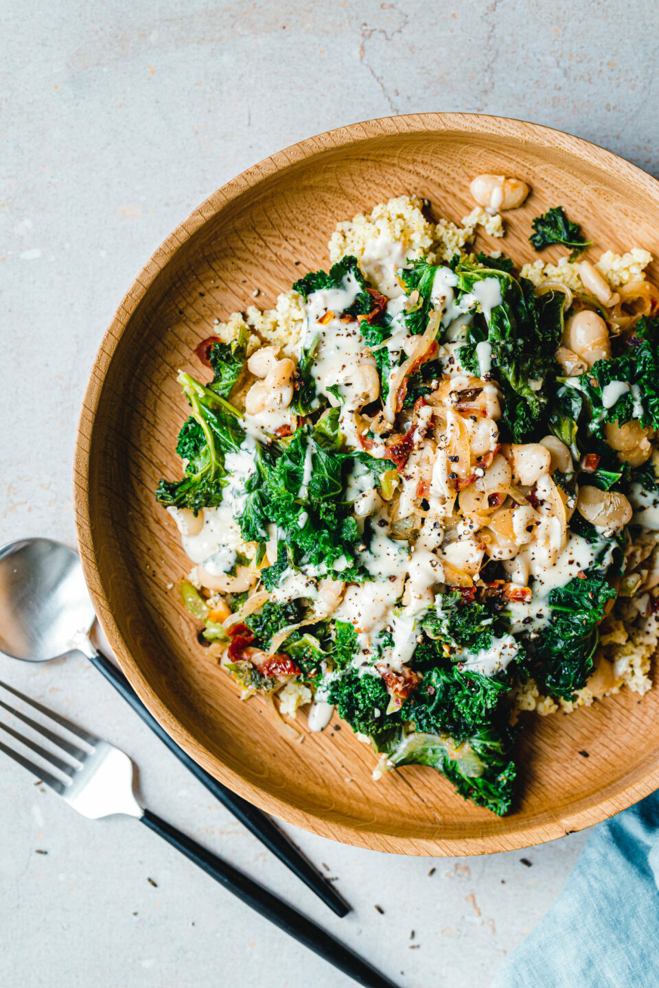 Schnelle Grünkohlpfanne mit weißen Bohnen & getrockneten Tomaten