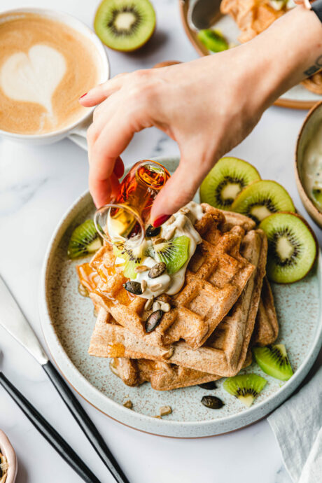 Vegane Vollkornwaffeln mit Kiwi-Quark