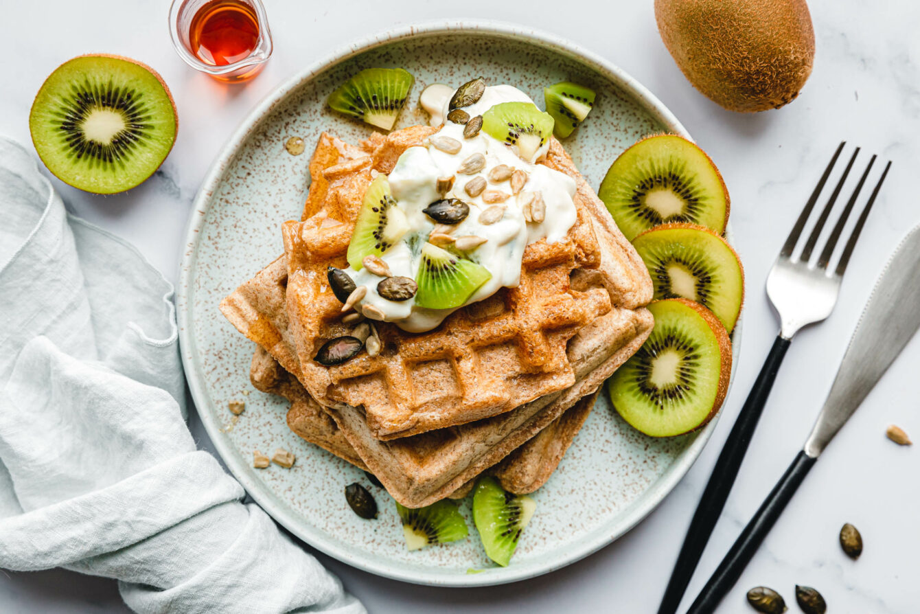 Vegane Vollkornwaffeln mit Kiwi-Quark