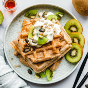Vegane Vollkornwaffeln mit Kiwi-Quark
