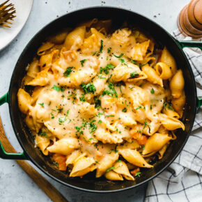 Cremiger veganer Kürbis-Nudelauflauf