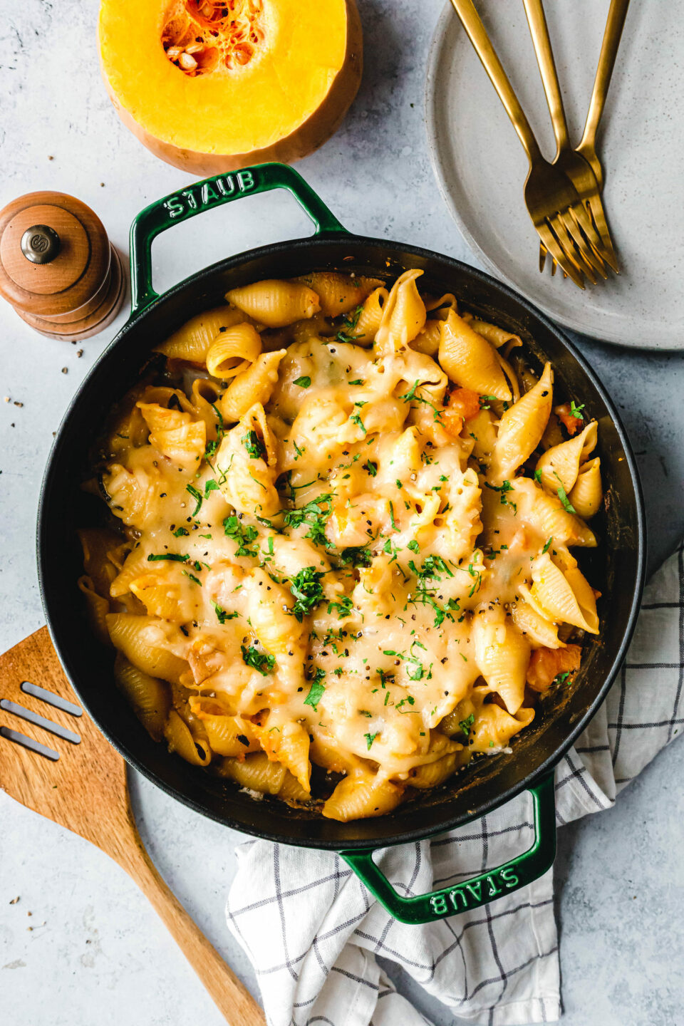 Cremiger veganer Kürbis-Nudelauflauf