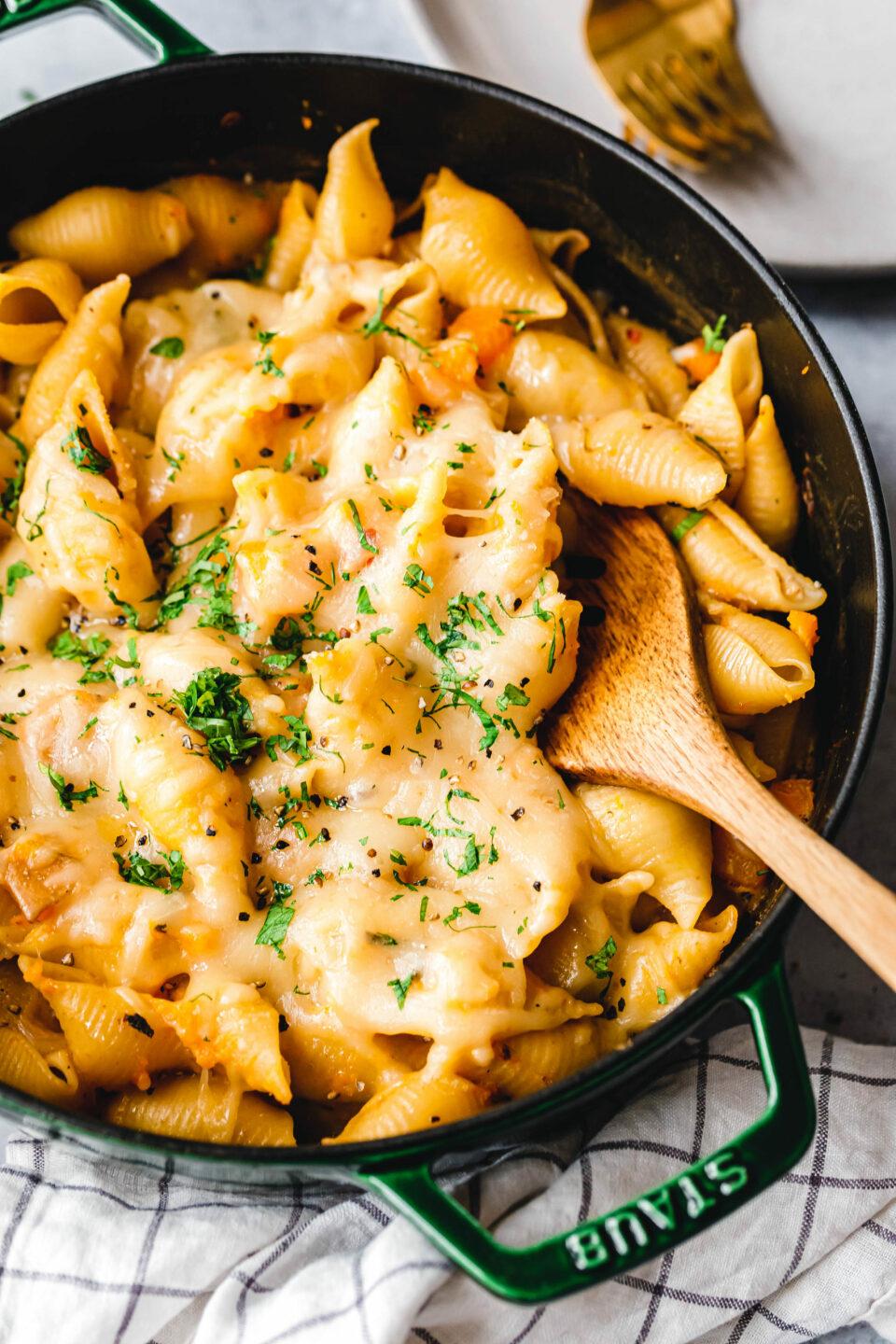 Cremiger veganer Kürbis-Nudelauflauf