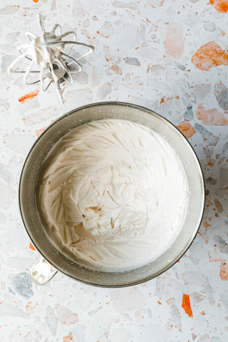 Vegane aufschlagbare Sahne