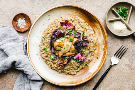 Grünkernrisotto mit gebratenen Kräuterseitlingen und Radicchio