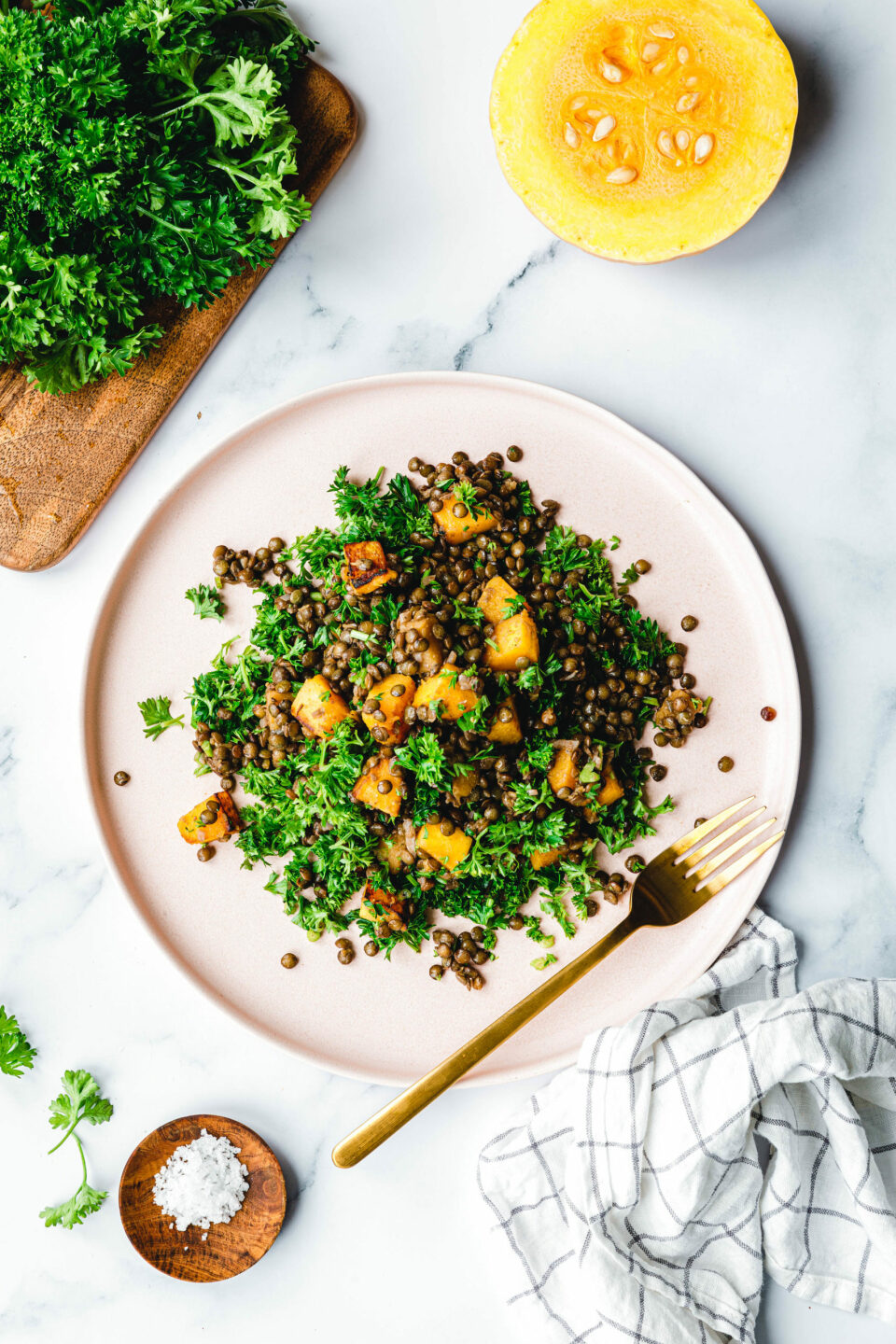 Herbstlicher Kürbis-Linsen-Salat mit 5 Zutaten