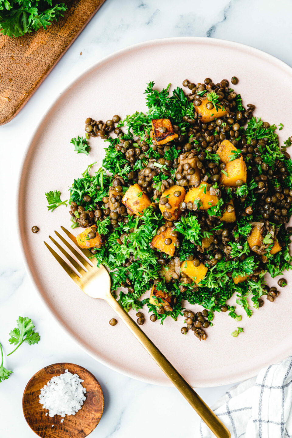 Herbstlicher Kürbis-Linsen-Salat mit 5 Zutaten