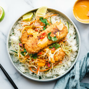 Limetten-Koriander-Reis-Bowl mit warmem, süß-saurem Krautsalat und veganem „Fisch“