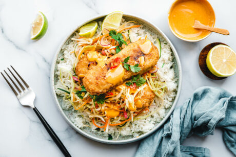 Limetten-Koriander-Reis-Bowl mit warmem, süß-saurem Krautsalat und veganem „Fisch“