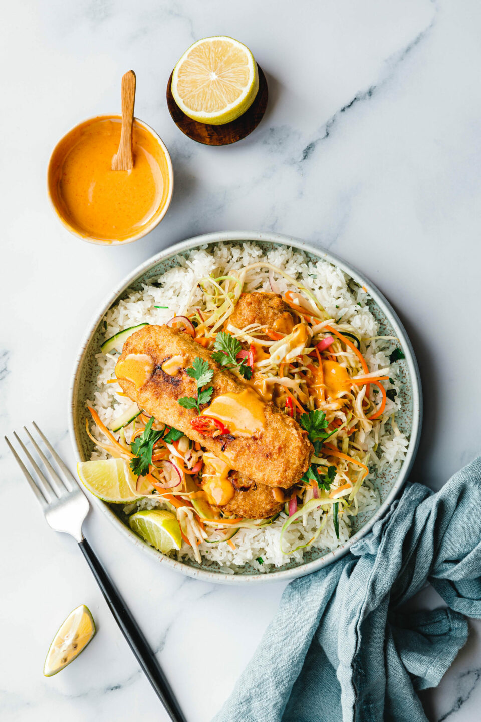Limetten-Koriander-Reis-Bowl mit warmem, süß-saurem Krautsalat und veganem „Fisch“