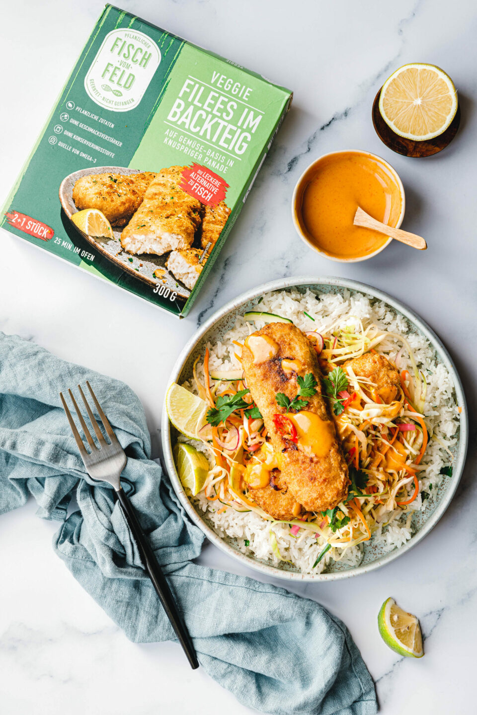 Limetten-Koriander-Reis-Bowl mit warmem, süß-saurem Krautsalat und veganem „Fisch“