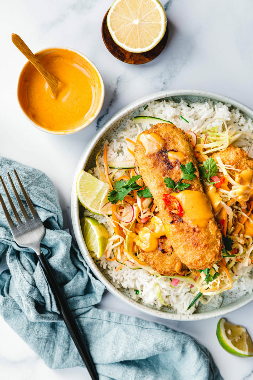 Limetten-Koriander-Reis-Bowl mit warmem, süß-saurem Krautsalat und veganem „Fisch“