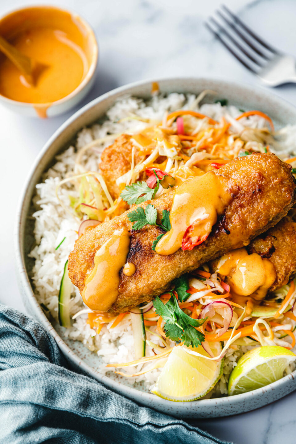 Limetten-Koriander-Reis-Bowl mit warmem, süß-saurem Krautsalat und veganem „Fisch“