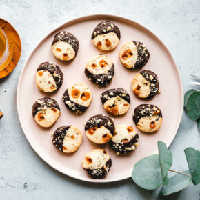 Vegane Karamellplätzchen mit Haselnüssen & Schokolade