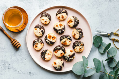 Vegane Karamellplätzchen mit Haselnüssen & Schokolade