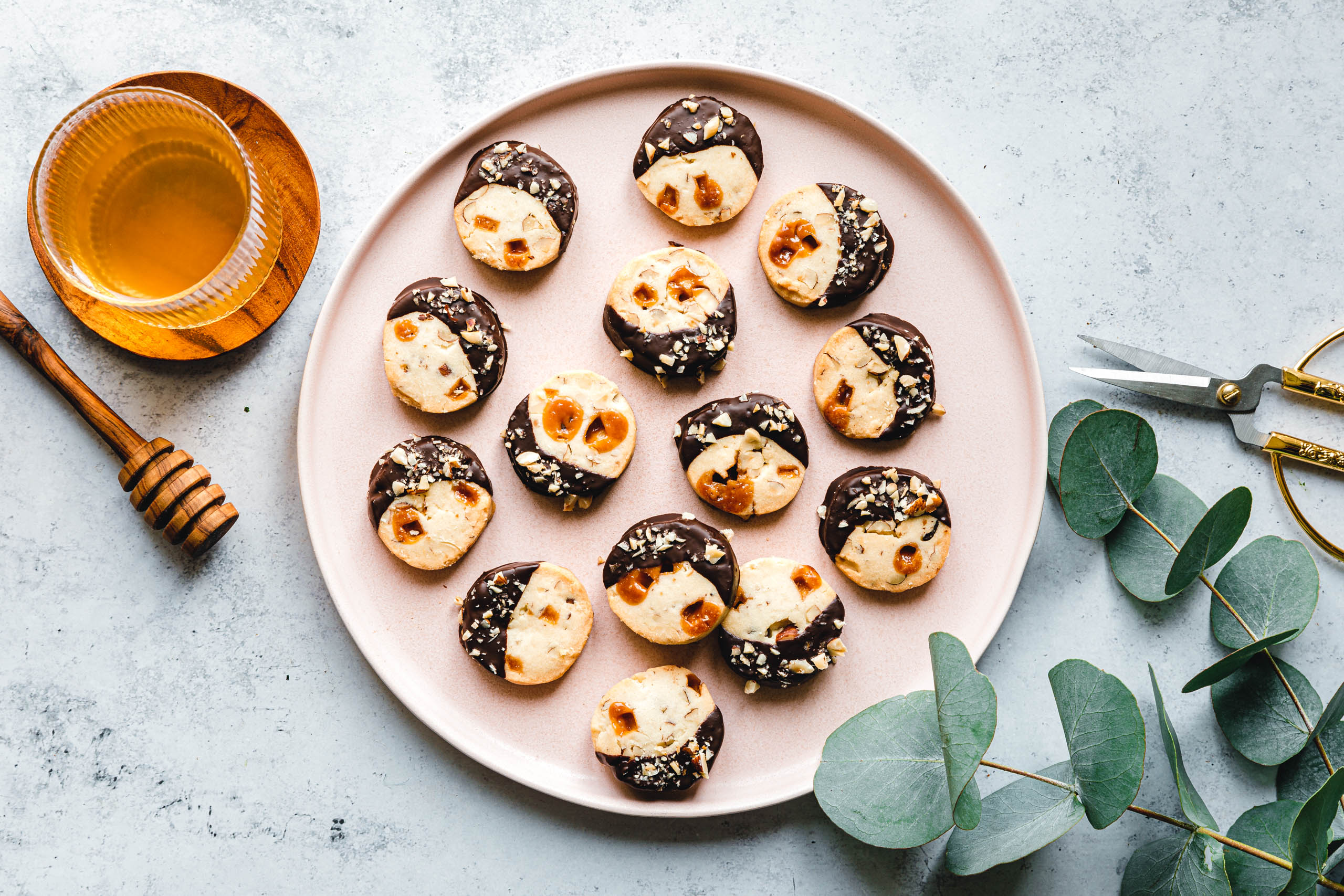 Vegane Karamellplätzchen mit Haselnüssen & Schokolade