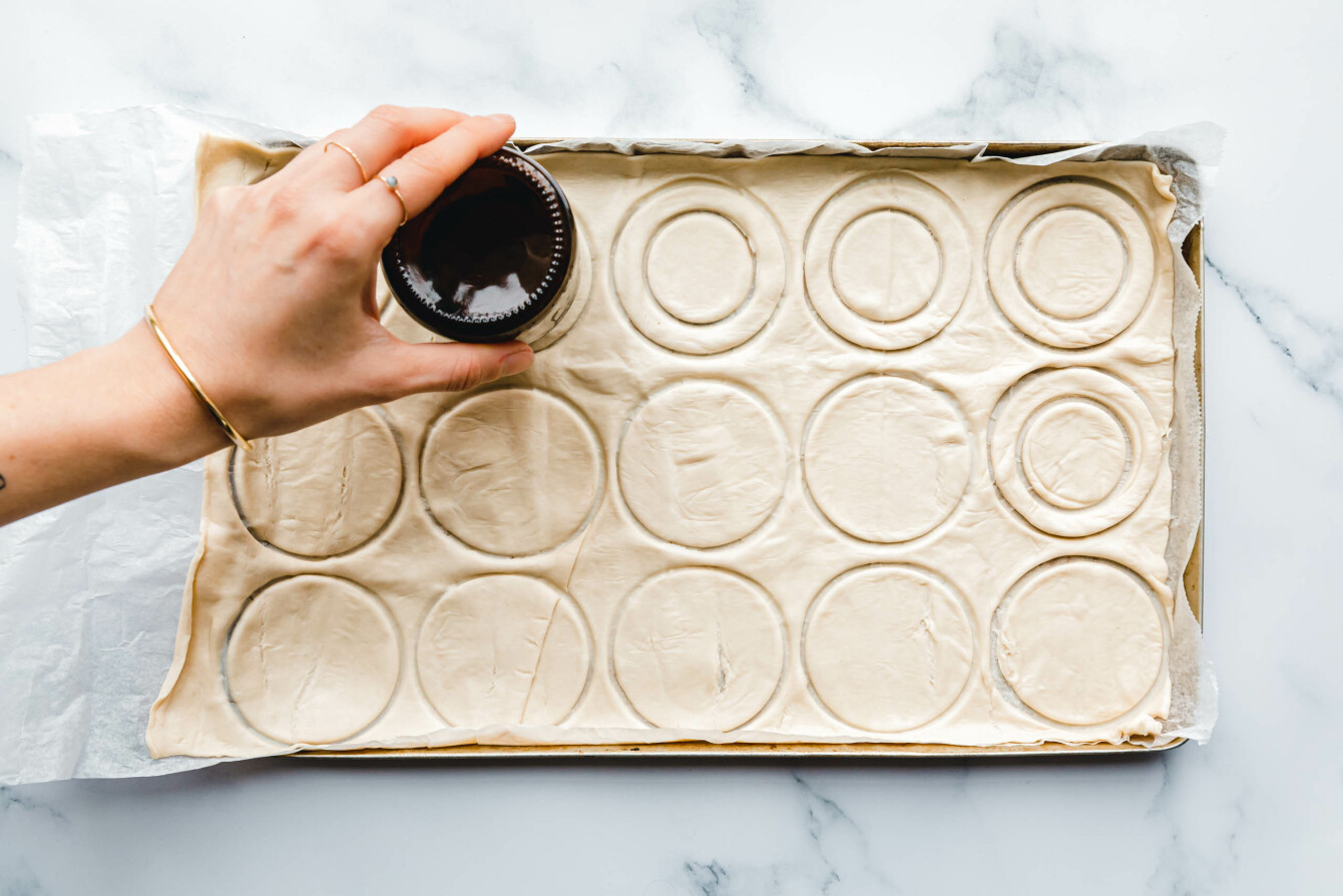 Blätterteig für vegane Canapés ausstechen