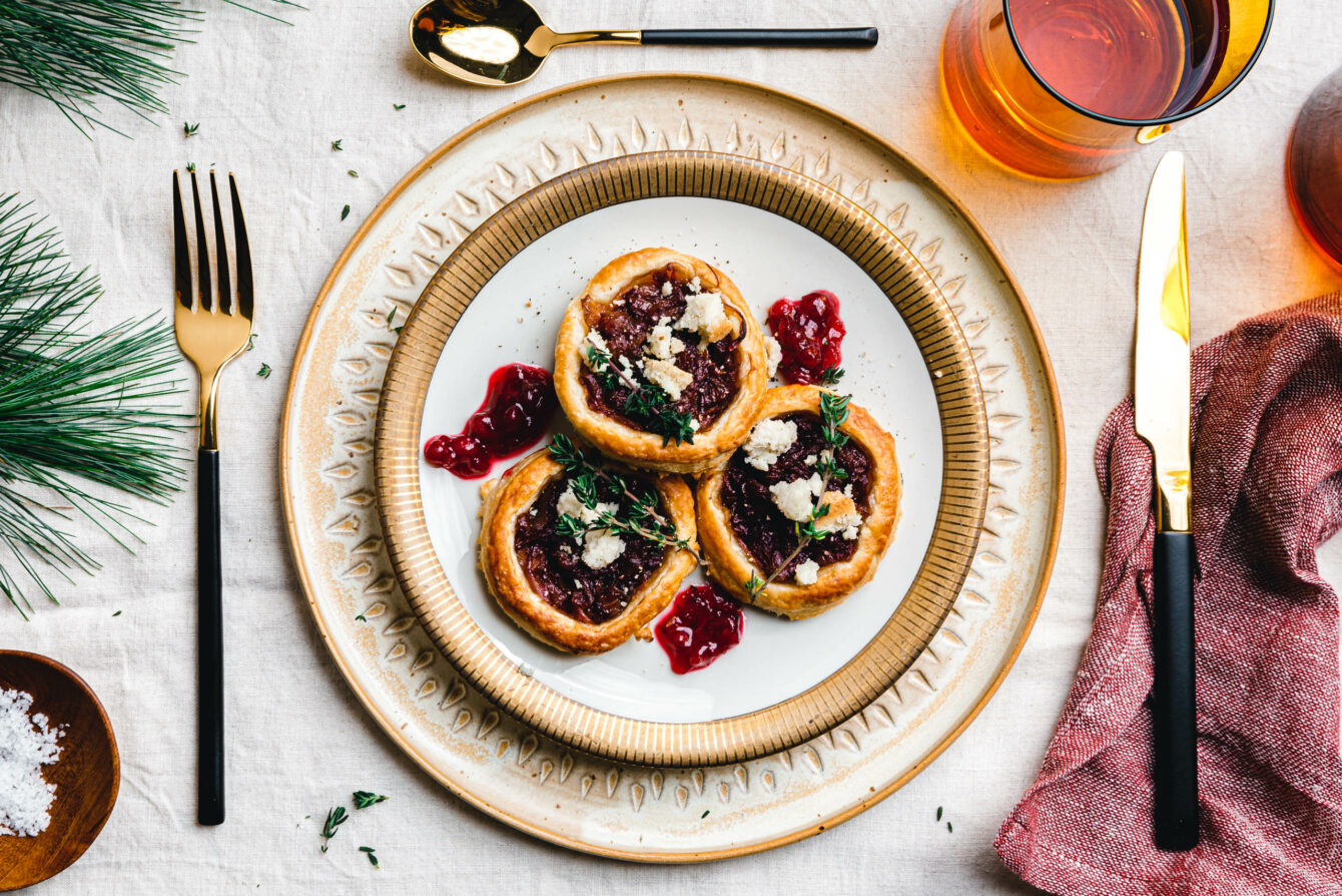 Blätterteig-Canapés mit karamellisierten Zwiebeln & Thymian