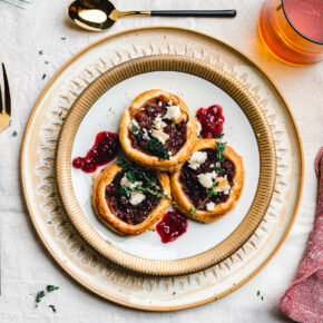 Blätterteig-Canapés mit karamellisierten Zwiebeln & Thymian