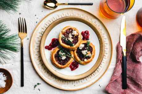 Blätterteig-Canapés mit karamellisierten Zwiebeln & Thymian