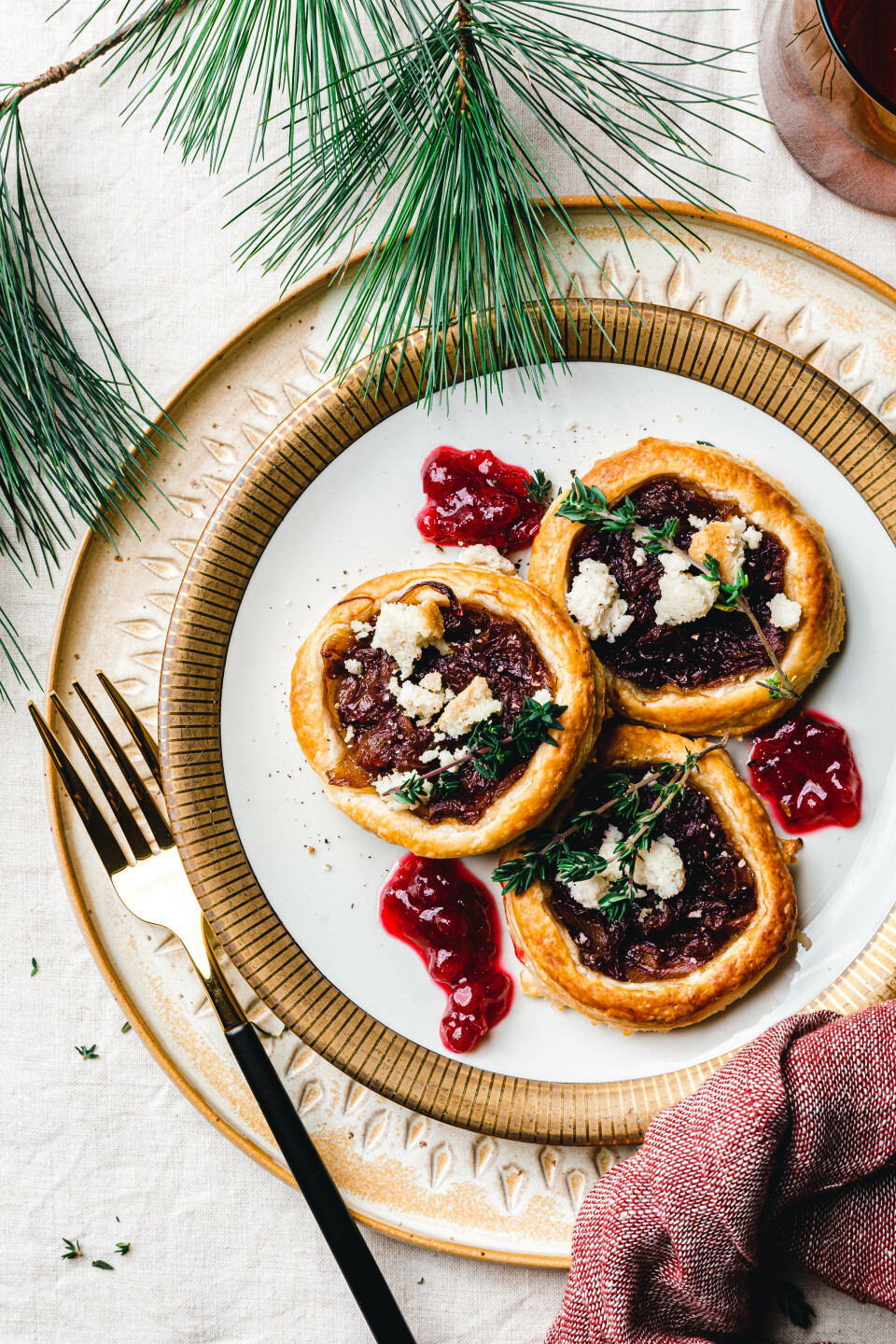 Blätterteig-Canapés mit karamellisierten Zwiebeln & Thymian