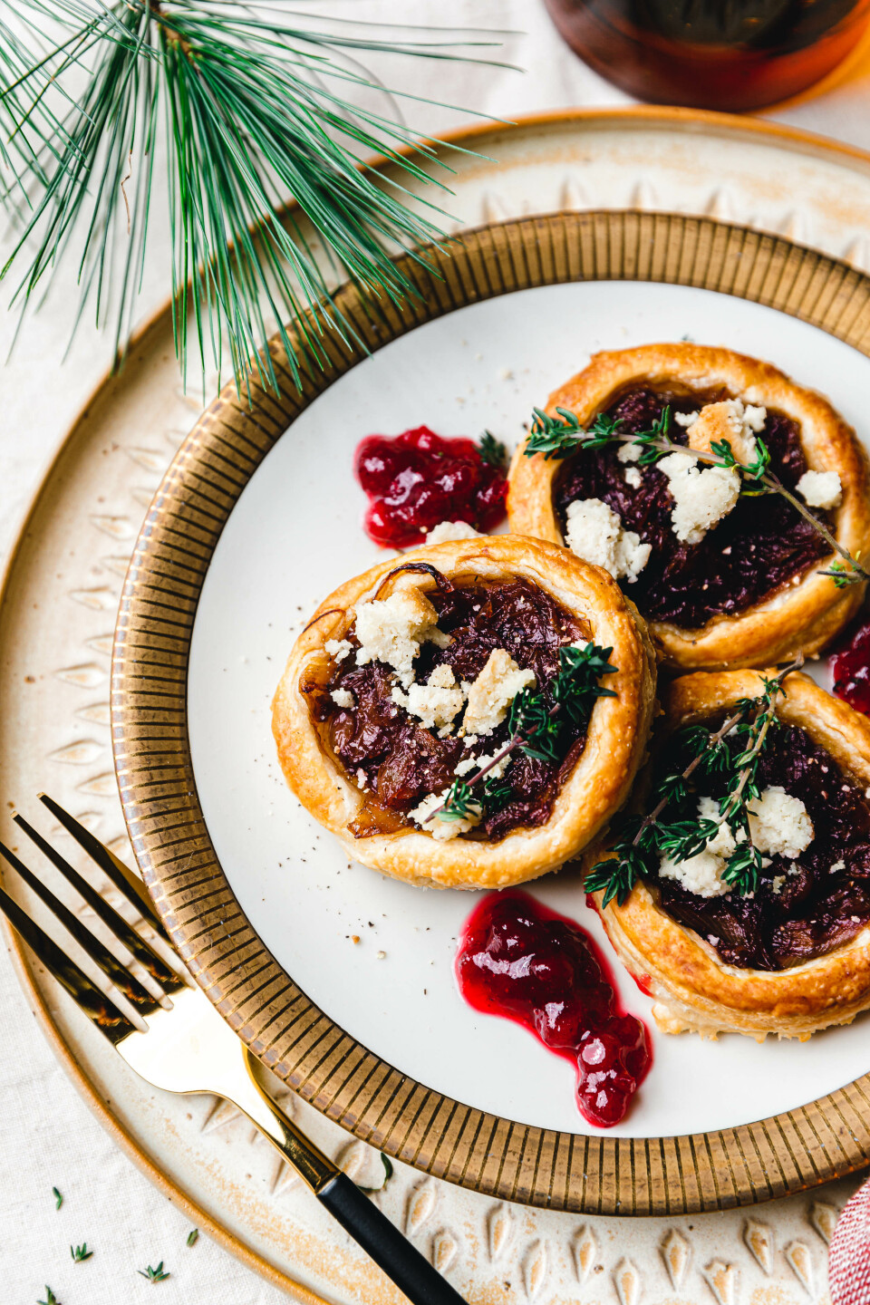 Blätterteig-Canapés mit karamellisierten Zwiebeln & Thymian