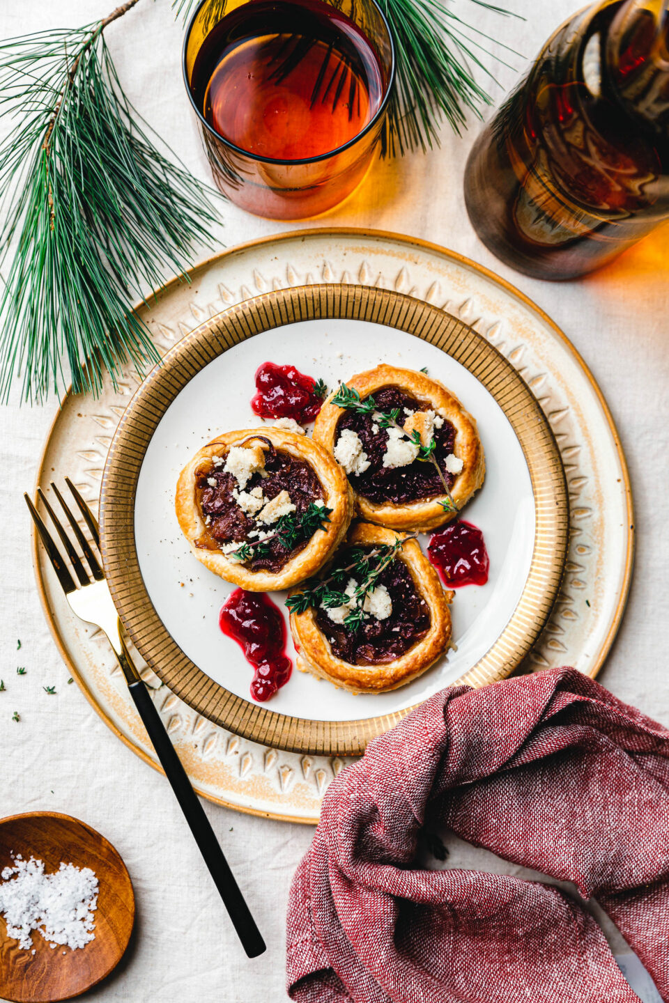 Blätterteig-Canapés mit karamellisierten Zwiebeln & Thymian