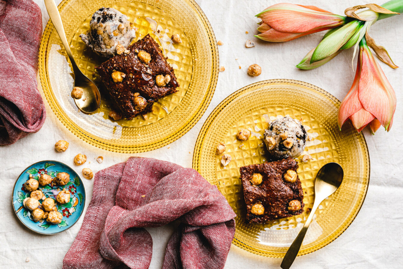 Vegane Nuss-Brownies mit gebrannten Haselnüssen