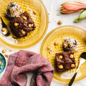 Vegane Nuss-Brownies mit gebrannten Haselnüssen