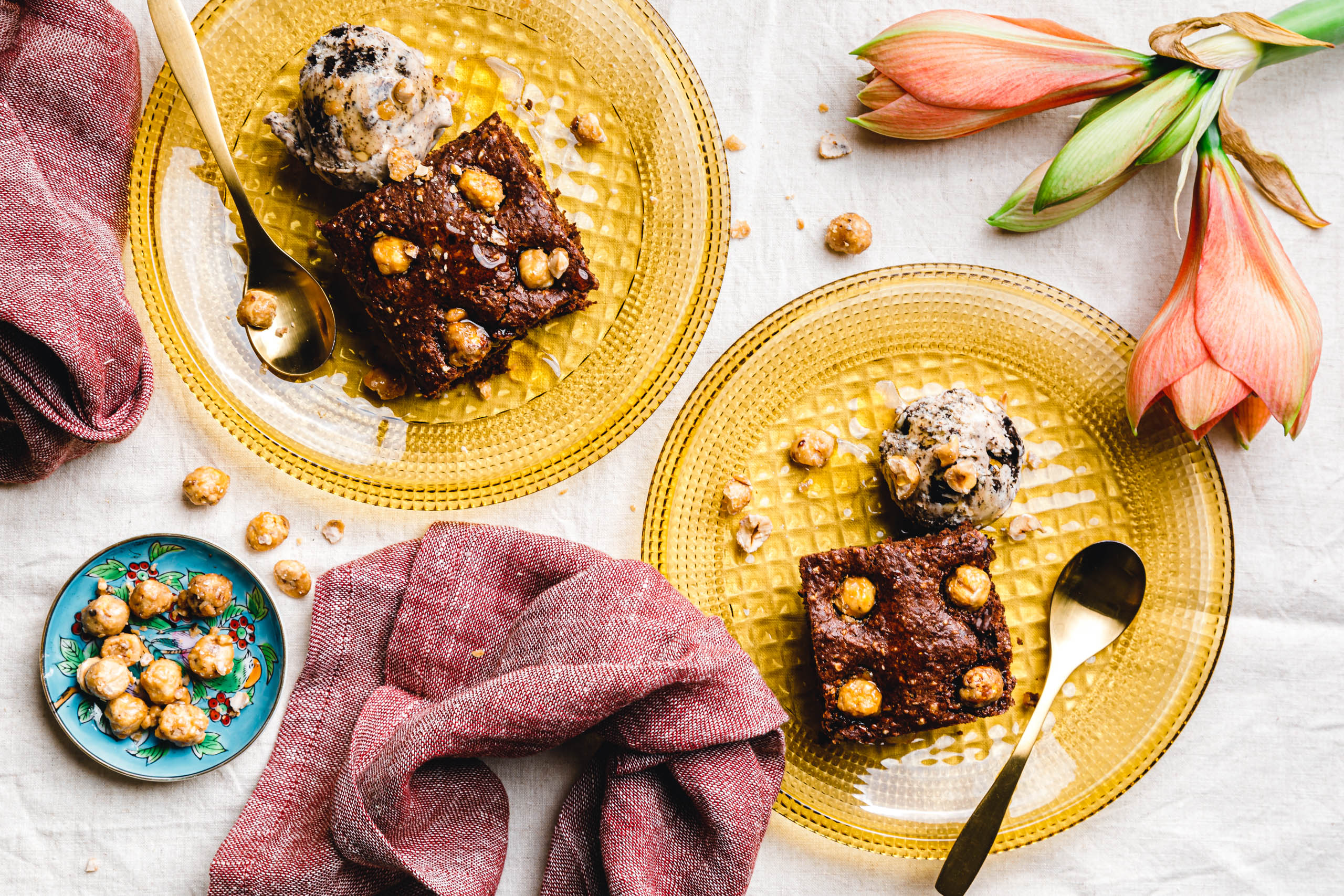 Vegane Nuss-Brownies mit gebrannten Haselnüssen