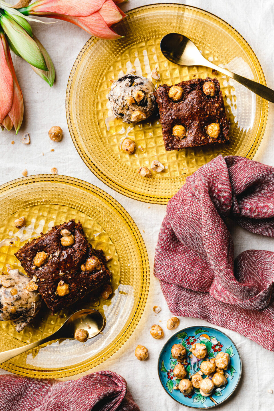 Vegane Nuss-Brownies mit gebrannten Haselnüssen