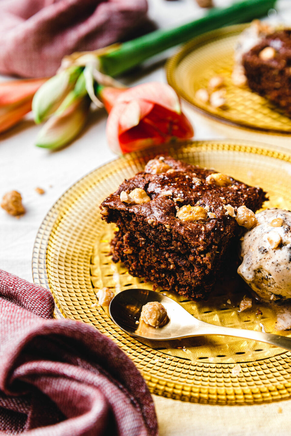 Vegane Nuss-Brownies mit gebrannten Haselnüssen
