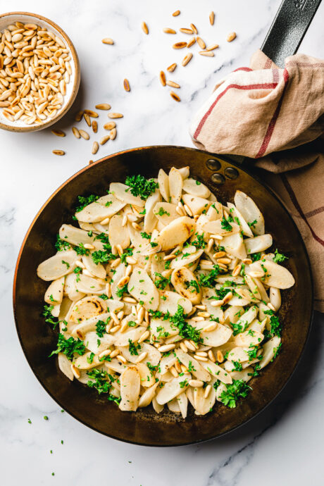 Schwarzwurzelgemüse mit gerösteten Pinienkernen