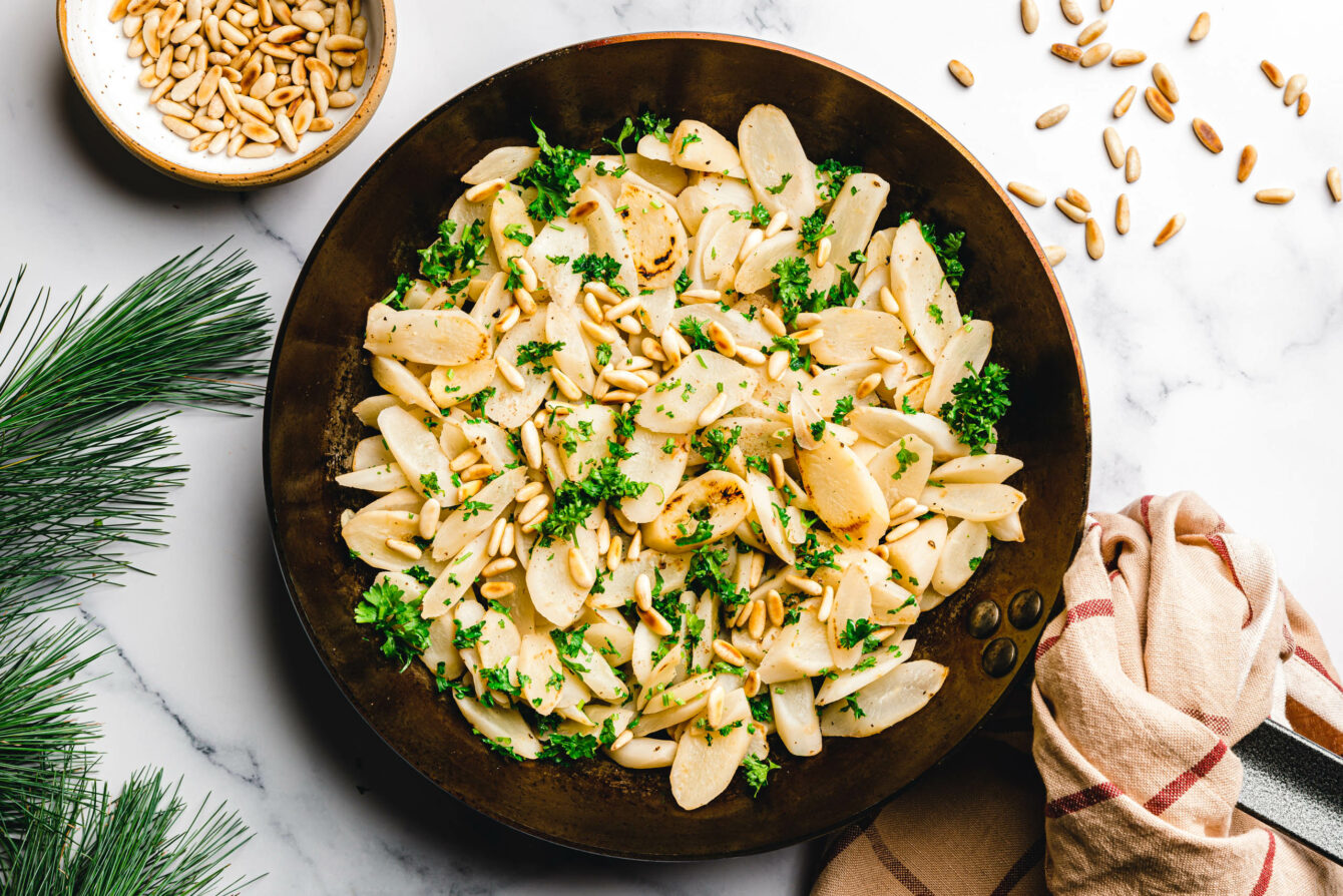 Schwarzwurzelgemüse mit gerösteten Pinienkernen