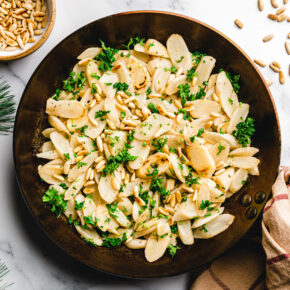 Schwarzwurzelgemüse mit gerösteten Pinienkernen