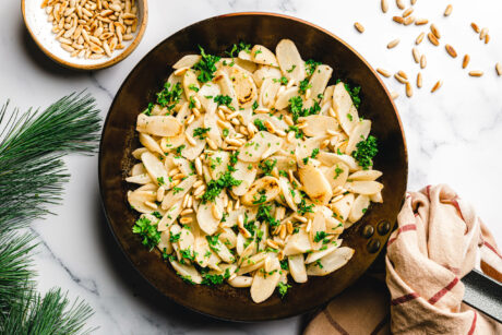 Schwarzwurzelgemüse mit gerösteten Pinienkernen