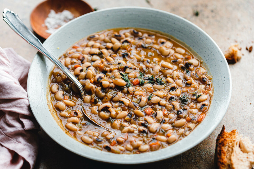 Rauchiger Eintopf mit Black Eyed Peas