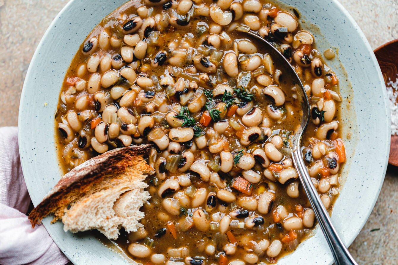 Rauchiger Eintopf mit Black Eyed Peas