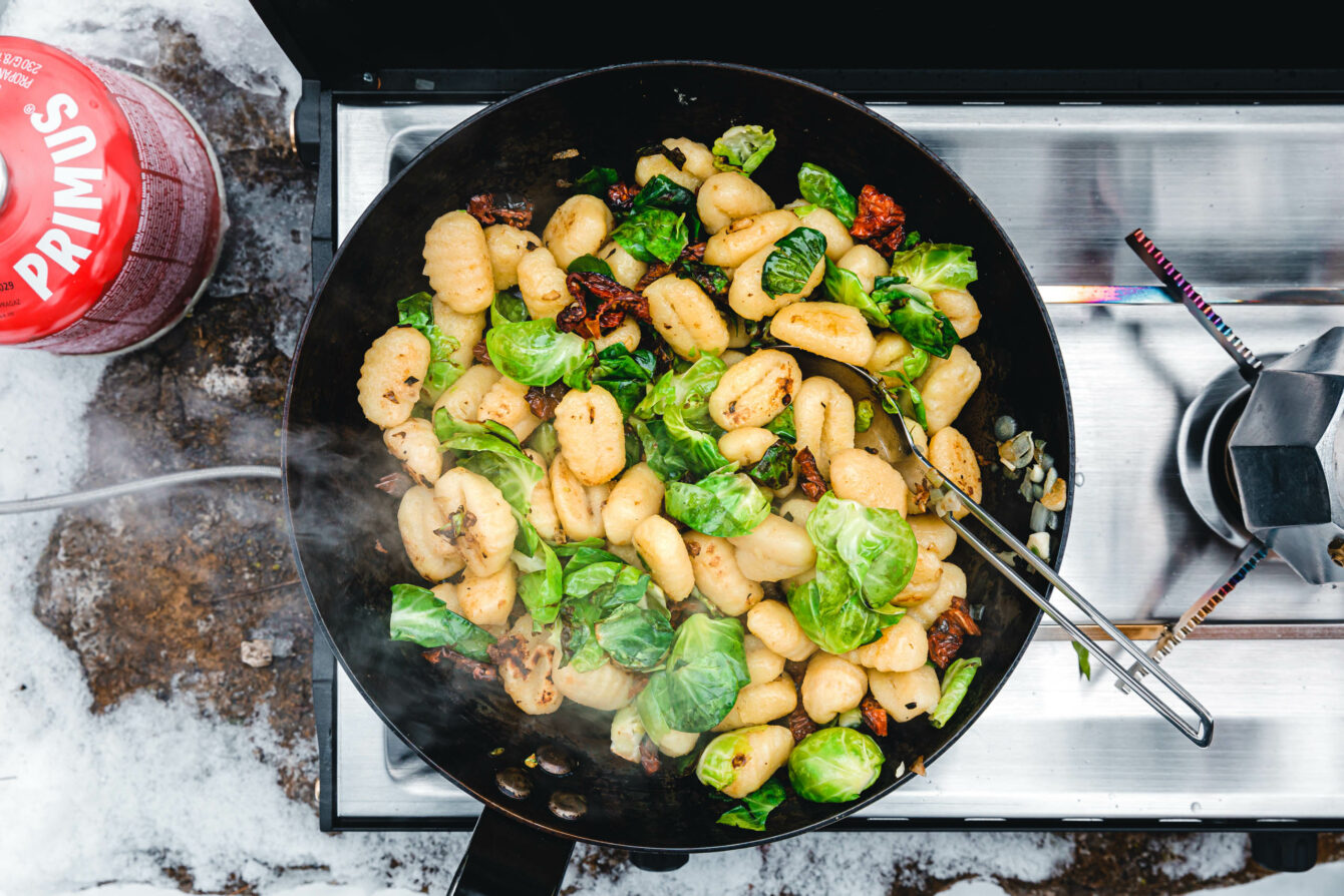 Gnocchi-Pfanne mit Rosenkohl und getrockneten Tomaten