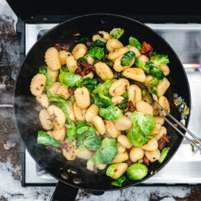 Gnocchi-Pfanne mit Rosenkohl und getrockneten Tomaten