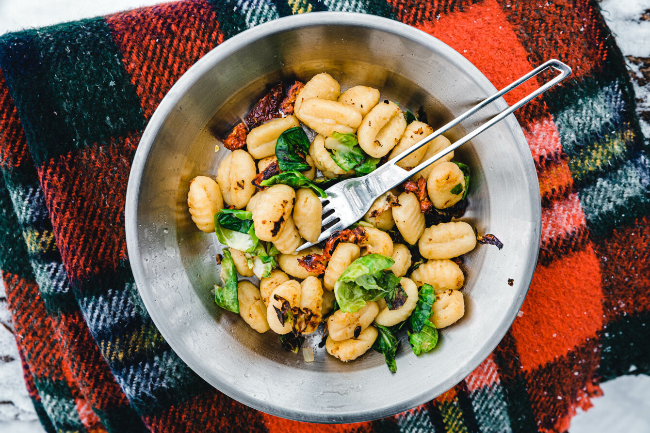 Gnocchi-Pfanne mit Rosenkohl und getrockneten Tomaten