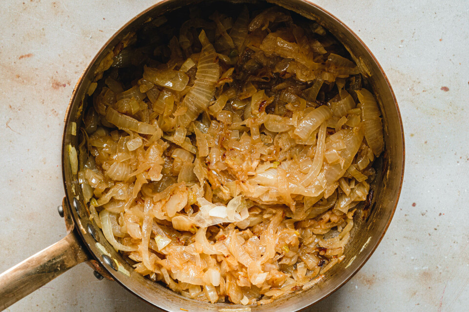 Gemüsezwiebeln im Topf