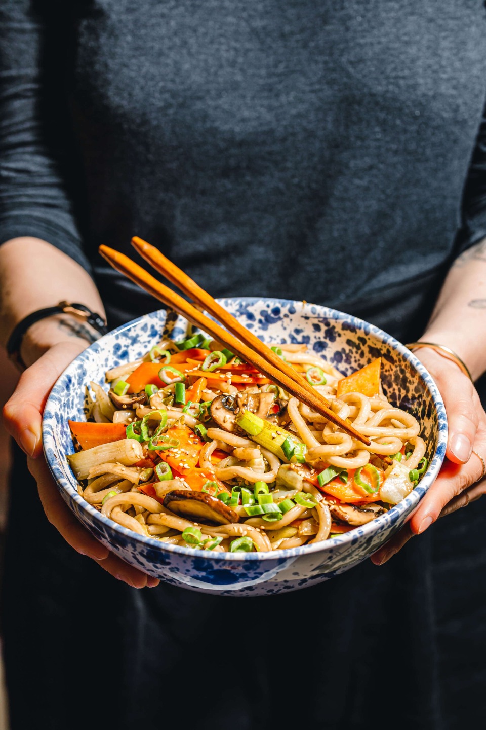 Schnelle gebratene Udon-Nudeln mit viel Gemüse