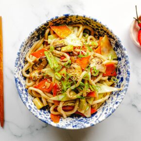 Schnelle gebratene Udon-Nudeln