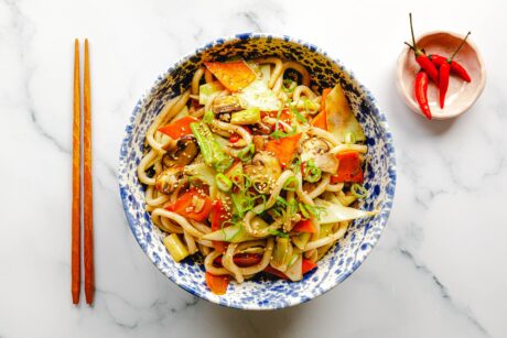 Schnelle gebratene Udon-Nudeln